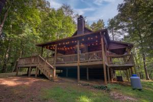 ブルーリッジにあるJack Bear's Cabinのデッキを囲む森の大きなログキャビン