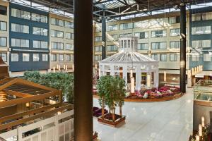 einen Blick auf das Thermium eines Gebäudes mit einem Pavillon in der Unterkunft Armon Hotel & Conference Center Stamford CT in Stamford
