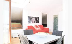 uma sala de estar com uma mesa e um sofá vermelho em Apartments Le Terrazze em Vernazza
