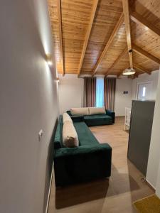 - un salon avec un canapé vert dans l'établissement Amazing familiar apartments and rooms, à Saranda