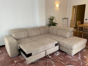 uma sala de estar com um sofá e uma mesa em SUNNY APARTMENT with big terrace em Rapallo