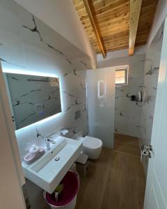 une salle de bains avec lavabo et toilettes dans l'établissement Amazing familiar apartments and rooms, à Saranda