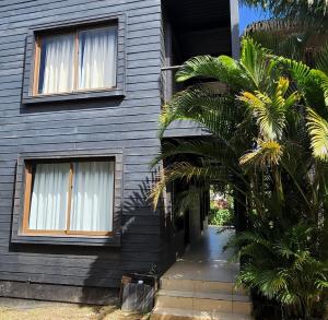 安加罗阿Apart Hotel Rapa Nui的一栋前面有棕榈树的房子