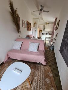 uma sala de estar com uma cama e uma cozinha em Le coeur des sables em Le Grau-dʼAgde
