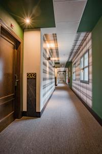 un couloir dans un bâtiment de bureau avec un panneau sur le mur dans l'établissement Hotel Mirador de la Cepada, à Cangas de Onís