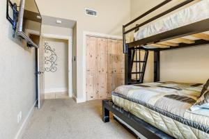 1 dormitorio con 2 literas y armario en Harbor Paradise, en Spicewood