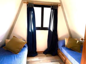 a room with two beds and a window at Cabaña Nórdica muy cómoda para unos días de relax in Villa Serrana