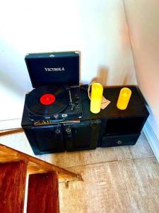 a record player sitting on a table with two yellow cups at Cabaña Nórdica muy cómoda para unos días de relax in Villa Serrana