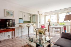 uma sala de estar com um sofá e uma mesa em Superb apartment with balcony - Boulogne-Billancourt - Welkeys em Boulogne-Billancourt
