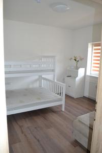 KVÍTKO في فريمبورك: غرفة نوم بيضاء مع سرير أبيض ونافذة
