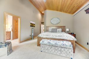 um quarto com uma cama e um tecto de madeira em Rapid Creek Lodge em Rapid City