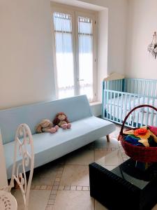 eine blaue Couch in einem Zimmer mit zwei ausgestopften Tieren in der Unterkunft MIMI'S HOME casa per vacanze in Pescara