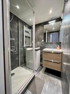 uma casa de banho com um chuveiro e um lavatório. em Val Thorens Studio 4 pers Résidence La Roche Blanche em Val Thorens