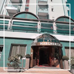 um edifício com um sinal de Margherita Marriott em Hotel Margherita em Lido di Jesolo