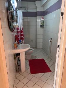 納祖爾的住宿－2 Zimmer Wohnung Corniche Nador Sidi Ali- am Meer & Wifi，浴室配有白色水槽和卫生间。