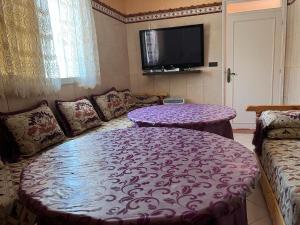 a living room with a couch and a table at 2 Zimmer Wohnung Corniche Nador Sidi Ali- am Meer & Wifi in Nador