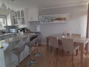 Η κουζίνα ή μικρή κουζίνα στο JemmRose Suites