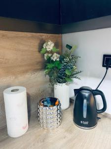 Příslušenství pro přípravu čaje a kávy v ubytování Sweet Apartment