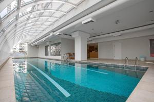 uma grande piscina com tecto de vidro em QOYA Hotel Curitiba, Curio Collection by Hilton em Curitiba