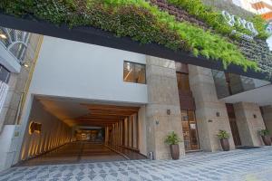 um edifício com plantas ao lado dele em QOYA Hotel Curitiba, Curio Collection by Hilton em Curitiba