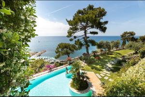 Výhled na bazén z ubytování Sea View Suite Apartment In Historic Villa, Exclusive Experience nebo okolí