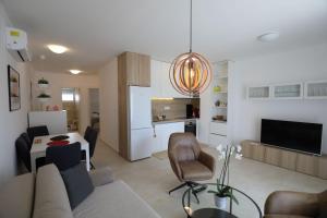 Kuchyň nebo kuchyňský kout v ubytování Smil'e Apartments