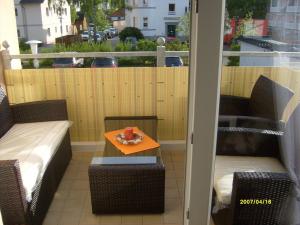 einen Balkon mit einem Tisch und Stühlen sowie einem Fenster in der Unterkunft Ferienwohnung Strandwiese in Graal-Müritz