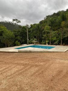a swimming pool in the middle of a dirt road at Sitio do Marinho em Nova Trento in Nova Trento
