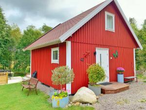 Un jardín fuera de The Blomsholm Cabin - Recharge Your Electric Car