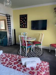 Televiisor ja/või meelelahutuskeskus majutusasutuses "The Parlour" Seafront Apartment