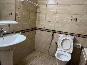 Master room attached bathroom في دبي: حمام مع مرحاض ومغسلة