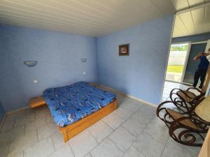 Schlafzimmer mit einem Bett mit blauer Wand in der Unterkunft La belle Vendéenne in La Tranche-sur-Mer