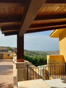 una vista desde el balcón de una casa en Casa vacanze Monterosso, en Ravanusa