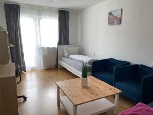 ein Wohnzimmer mit einem Sofa und einem Tisch in der Unterkunft TOP Lage in Rostock 3 Zimmer Wohnung mit bestem Ausblick im 1 OG rechts in Rostock