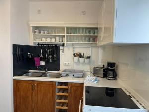 une cuisine avec un évier et un plan de travail dans l'établissement TOP Lage in Rostock 3 Zimmer Wohnung mit bestem Ausblick im 1 OG rechts, à Rostock 5 autres photos