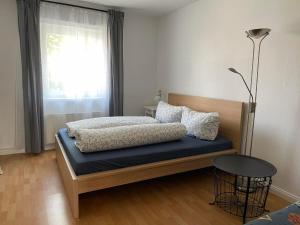 1 dormitorio con cama, mesa y ventana en TOP Lage in Rostock 3 Zimmer Wohnung mit bestem Ausblick im 1 OG rechts, en Rostock