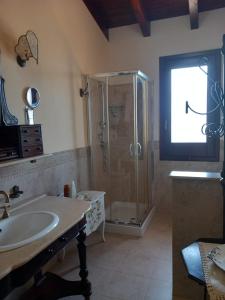Casa vacanze Monterosso في Ravanusa: حمام مع دش ومغسلة