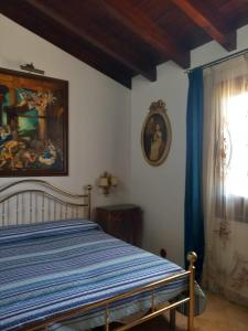 Casa vacanze Monterosso في Ravanusa: غرفة نوم بسرير ونافذة