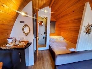 1 dormitorio con 1 cama y lavamanos en una habitación en The Golden Ball Luxury Pods, en Morecambe