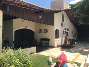 uma casa com um pátio em Suites Bouganville ( casa 2) em Porto de Galinhas