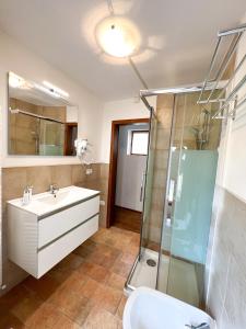 a bathroom with a sink and a shower at Villa sulle colline del Prosecco - Casa di Gaia in Follina