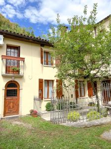a house with a fence in front of it at Villa sulle colline del Prosecco - Casa di Gaia in Follina