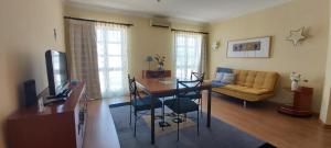 TV a/nebo společenská místnost v ubytování Casa da Travessa - casa de férias no coração de Faro