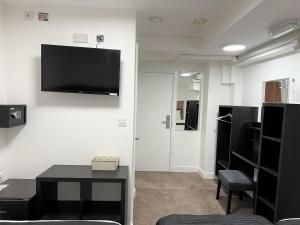 TV a/nebo společenská místnost v ubytování Plaza London Hotel
