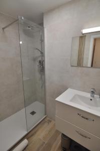 łazienka z prysznicem i umywalką w obiekcie Albert 1er · Chic One-Bedroom Apartment with Parking - StayInAntibes w mieście Antibes