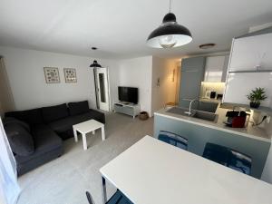 Kuchnia lub aneks kuchenny w obiekcie Albert 1er · Chic One-Bedroom Apartment with Parking - StayInAntibes