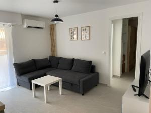 salon z kanapą i stołem w obiekcie Albert 1er · Chic One-Bedroom Apartment with Parking - StayInAntibes w mieście Antibes