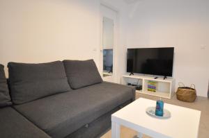 Telewizja i/lub zestaw kina domowego w obiekcie Albert 1er · Chic One-Bedroom Apartment with Parking - StayInAntibes