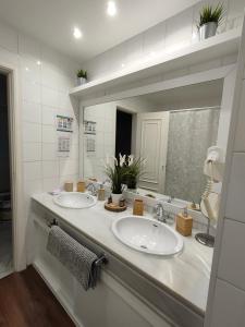 baño con 2 lavabos y espejo grande en New & Beautiful Loft in Puerto Banus, en Marbella