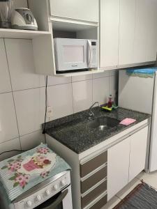 una pequeña cocina con fregadero y microondas en Smart Residence flat 505, en Teresina